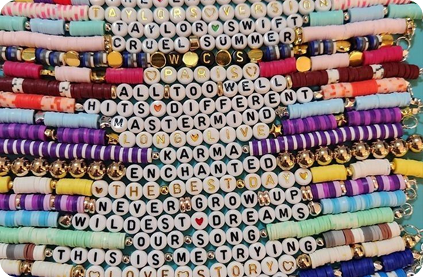 brazaletes de la amistad con nombres de canciones y álbumes de Taylor Swift