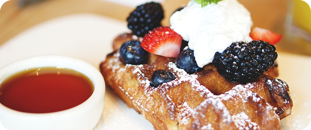 plato con waffles con frutos rojos