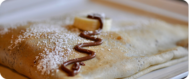 plato con crepes, nutella y banano