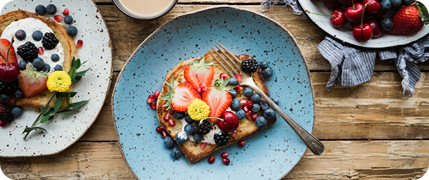 plato con tostada francesa y frutos rojos