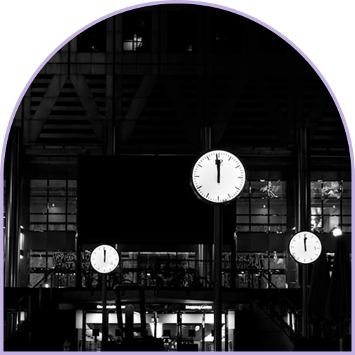 pila de relojes afuera de una cafeteria